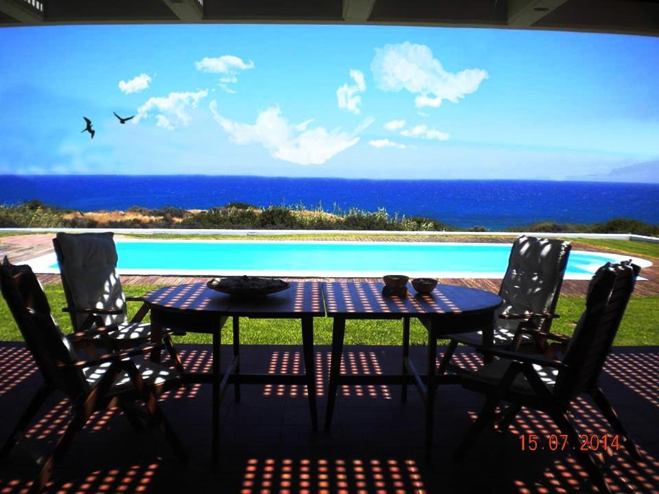 Cristelia Seafront & Pool Villaer *