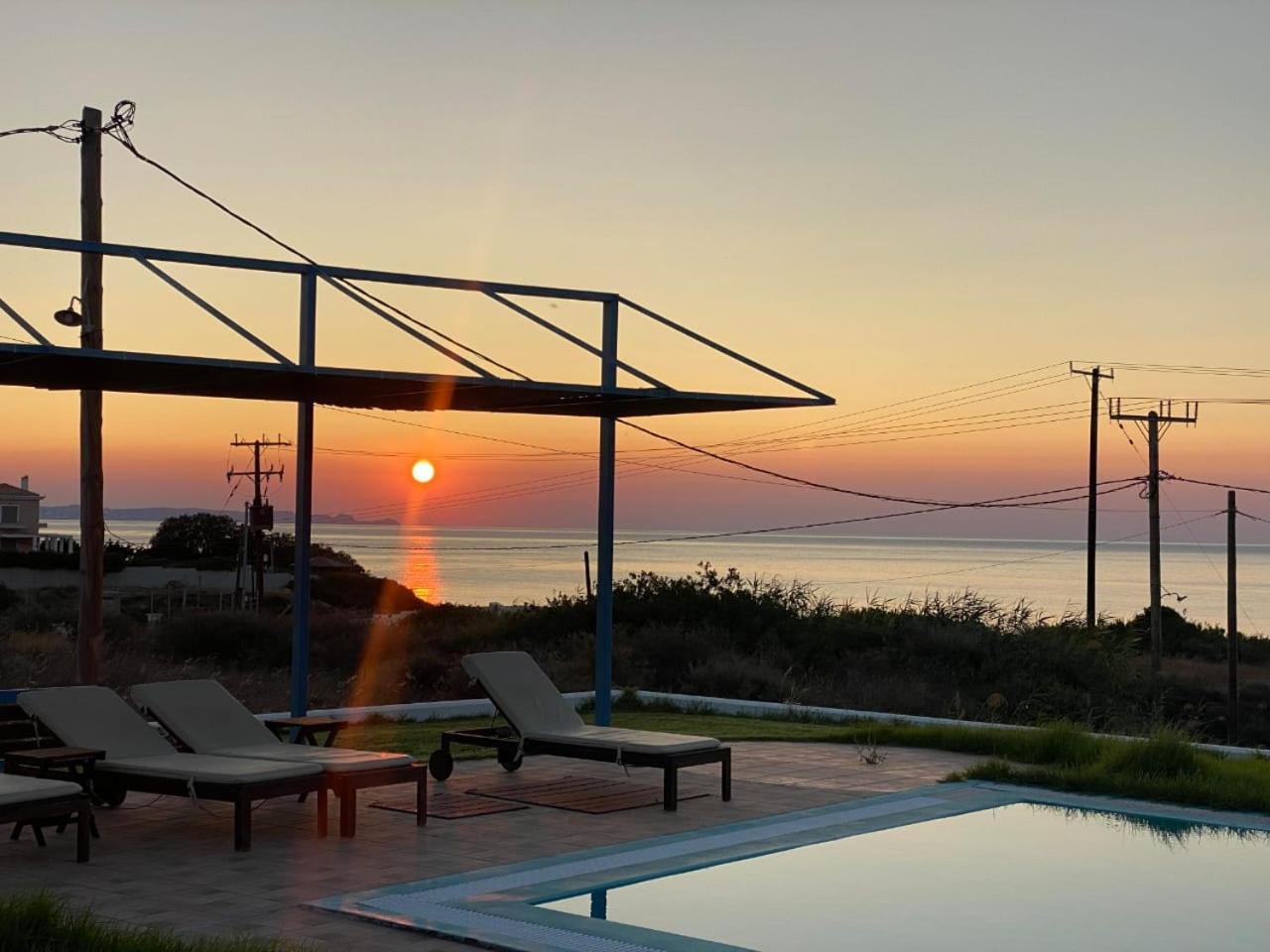 Cristelia Seafront & Pool Villaer *