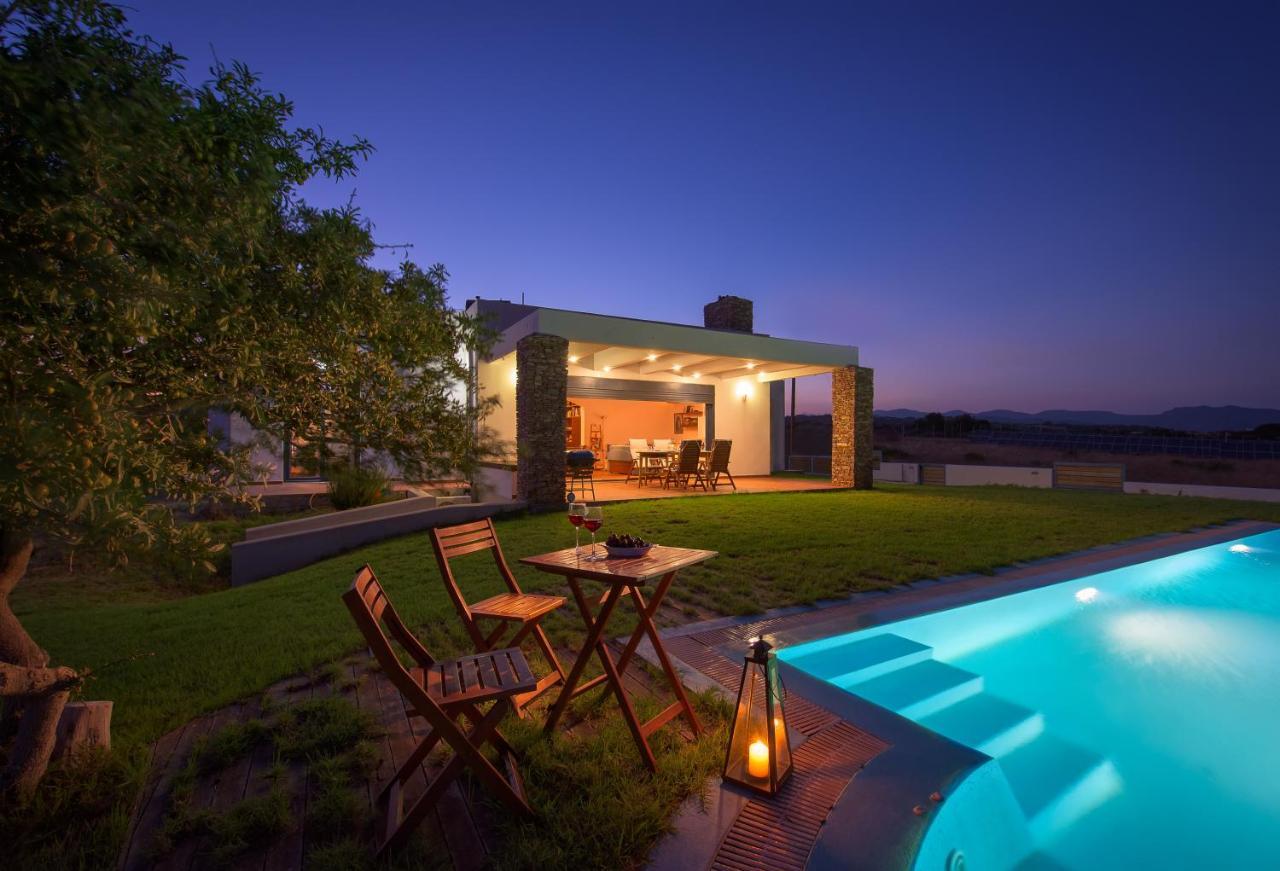 Cristelia Seafront & Pool Villaer