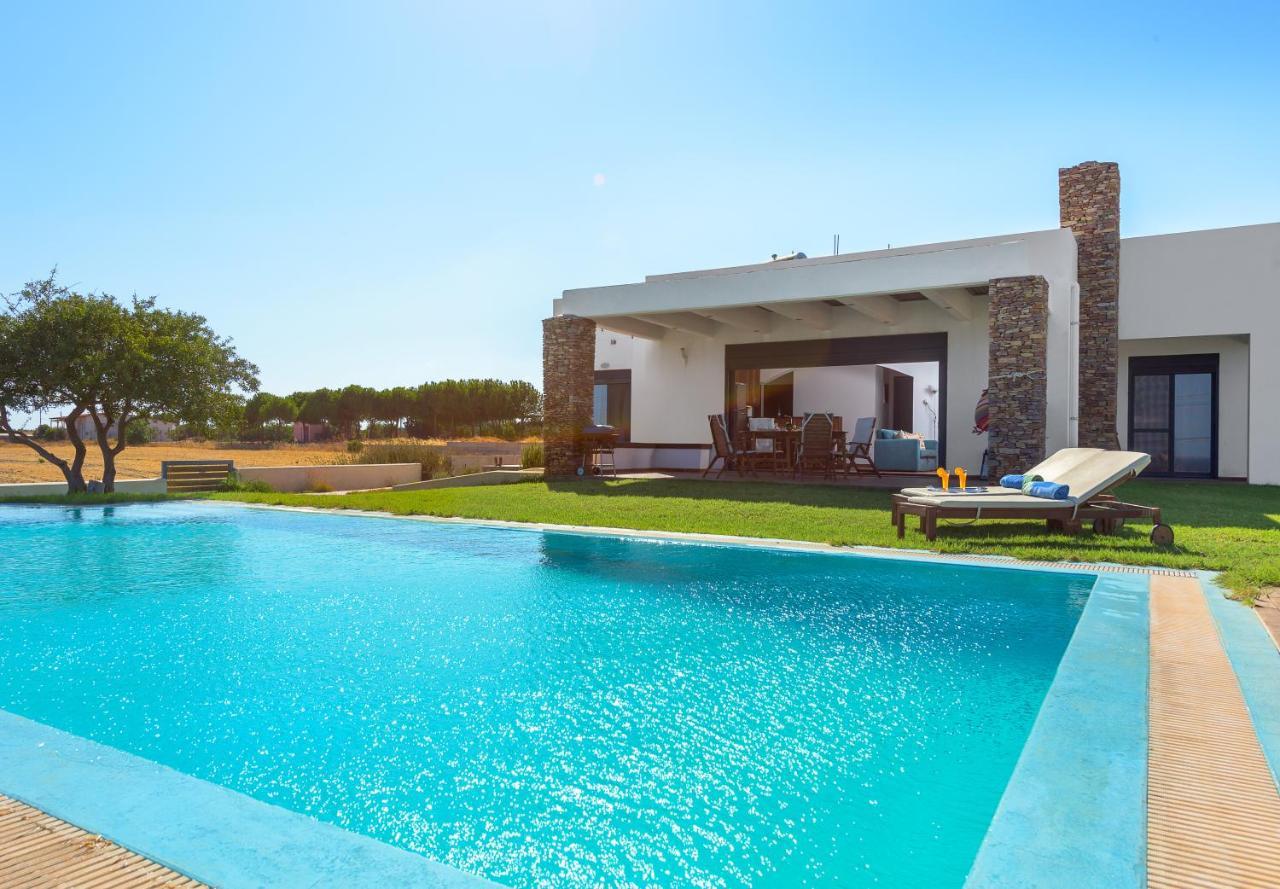 Villaer Cristelia Seafront & Pool Lakhania