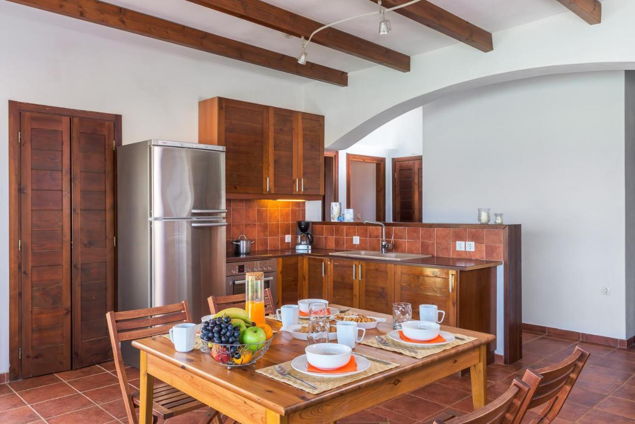 Cristelia Seafront & Pool Villaer