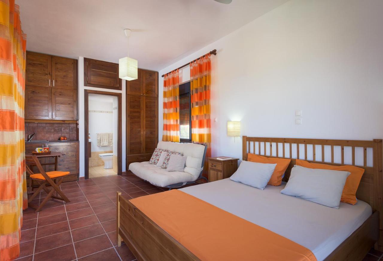 Cristelia Seafront & Pool Villaer *
