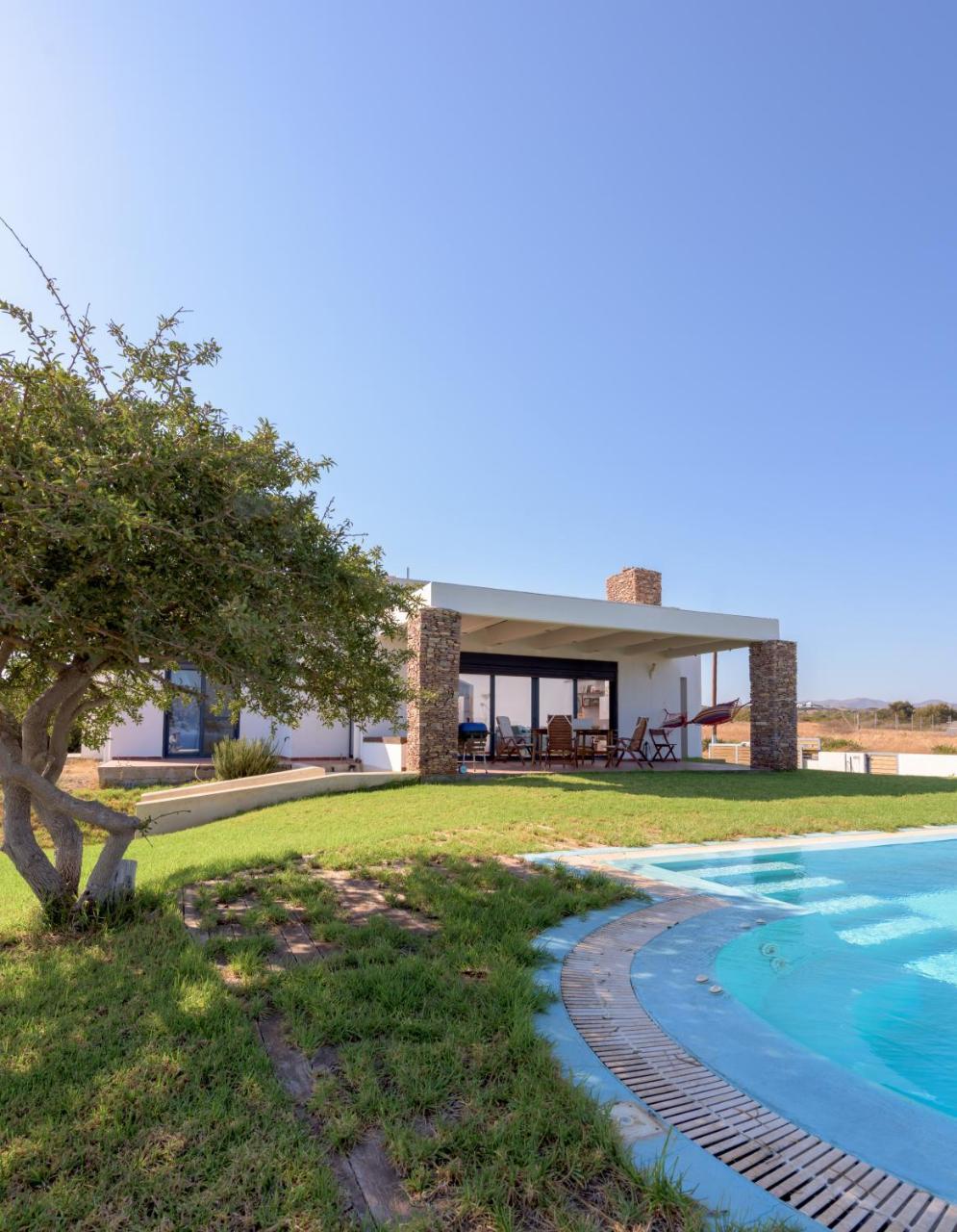 Cristelia Seafront & Pool Villaer *