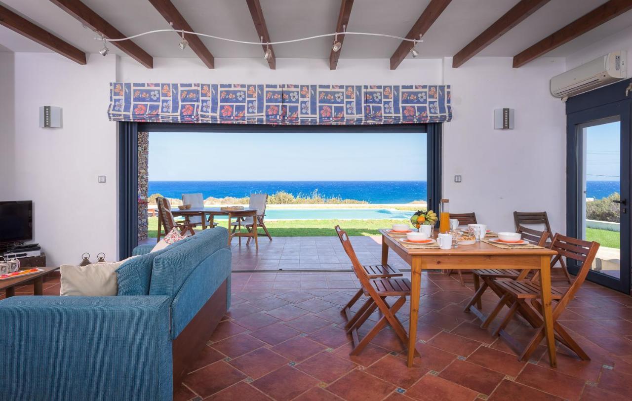 Villaer Cristelia Seafront & Pool *