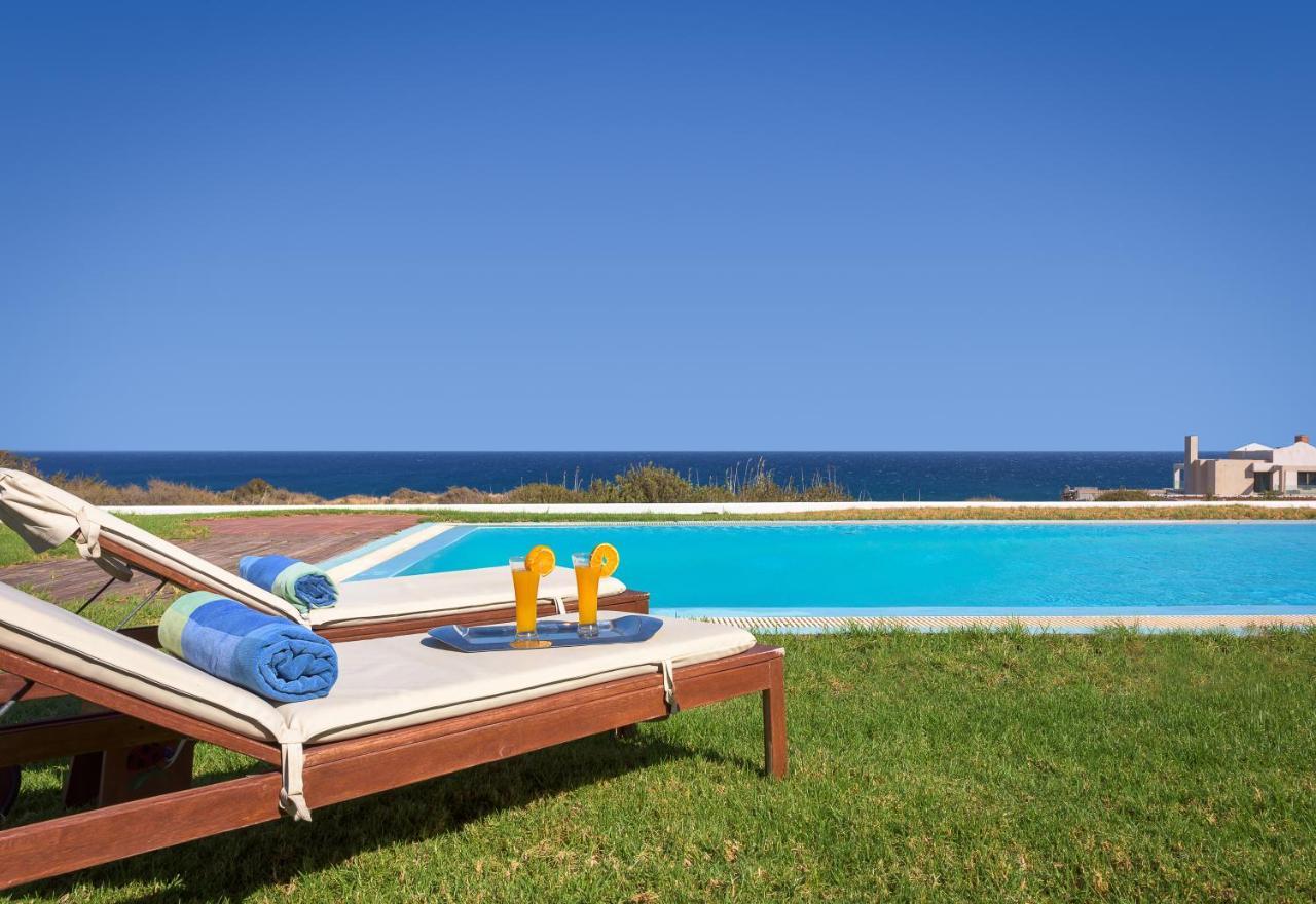 Cristelia Seafront & Pool Villaer